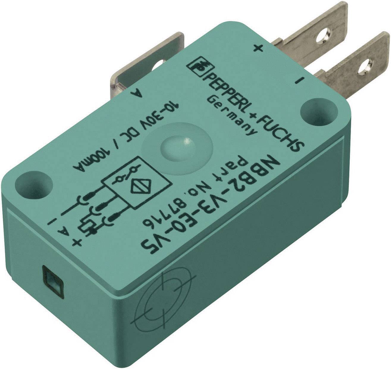 Ein grüner Näherungsschalter von Pepperl+Fuchs, Modell NBB2-V3-E0-V3, mit elektrischen Anschlüssen und technischen Symbolen auf der Oberfläche.
