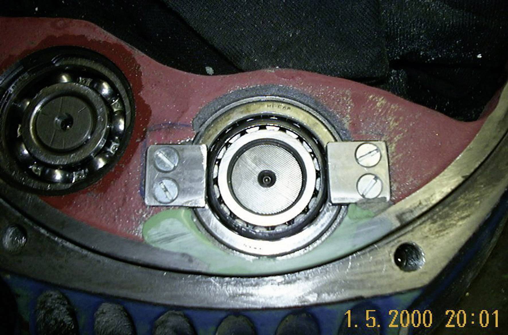 Zwei Kugellager sind in einer metallischen Struktur eingebaut, möglicherweise Teil einer Maschine oder eines Fahrzeugs.