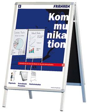 Ein Klappständer mit Plakaten, die Kommunikation durch Flipcharts und Präsentationstafeln fördern. Enthält Grafiken und Diagramme.