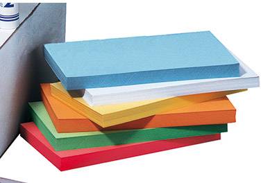 Stapel bunter Papierblätter, darunter Blau, Gelb, Orange, Grün und Rot, die auf einem Tisch liegen.