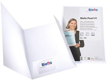 Eine weiße Mappe der Marke Biella Pearl #1 wird frontal und offen präsentiert, zeigt eine lächelnde Frau mit Papier in der Hand.