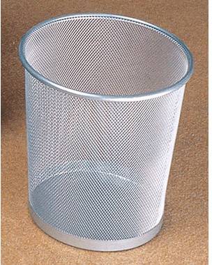 Ein leerer, silberner Papierkorb aus Metallgeflecht steht auf einem braunen Teppich.