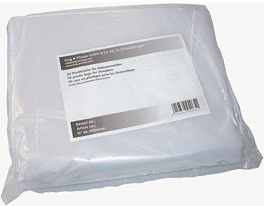 Ein Stapel Plastikbeutel für Aktenvernichter, verpackt in transparenter Folie mit Etikett, auf einer weißen Oberfläche liegend.