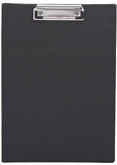 Ein schwarzes Klemmbrett mit Metallclip oben, ohne sichtbare Dokumente oder Zubehör, vor einem weißen Hintergrund.