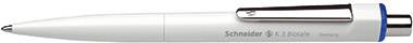 Ein weißer Kugelschreiber mit silbernem Clip, der Name 'Schneider K15 M Recycology Germany' ist darauf gedruckt.