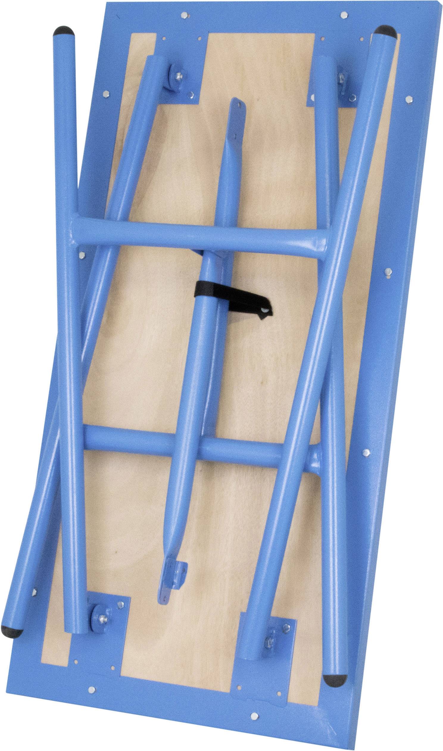Klapptisch aus Holz und Metall, zusammengeklappt. Die Tischbeine sind blau und mit Scharnieren befestigt, für einfachen Transport.