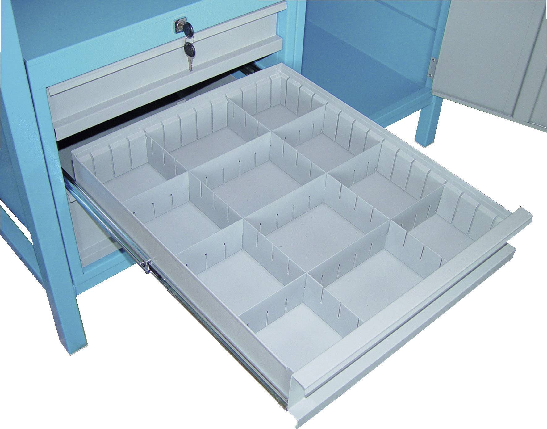 Ein geöffneter blauer Metallschrank mit herausgezogener Schublade, die in Fächer unterteilt ist, geeignet für die organisierte Aufbewahrung.
