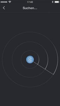 Bildschirm zeigt eine Benutzeroberfläche zum Suchen eines Bluetooth-Geräts. Zentral ein Bluetooth-Symbol mit kreisförmigen Suchwellen.