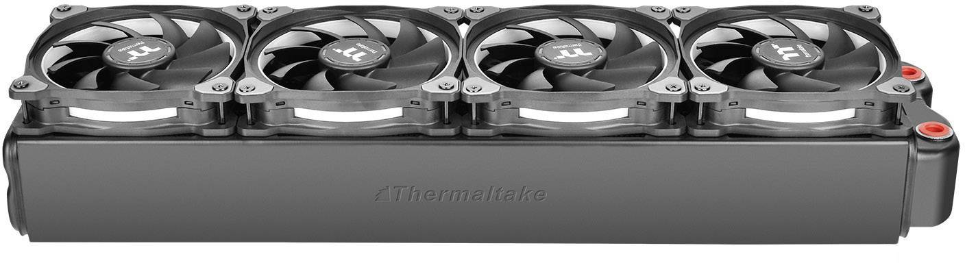 Kühler mit vier Lüftern in Reihe montiert, markiert mit 'Thermaltake', verwendet zur Kühlung von Computerkomponenten.
