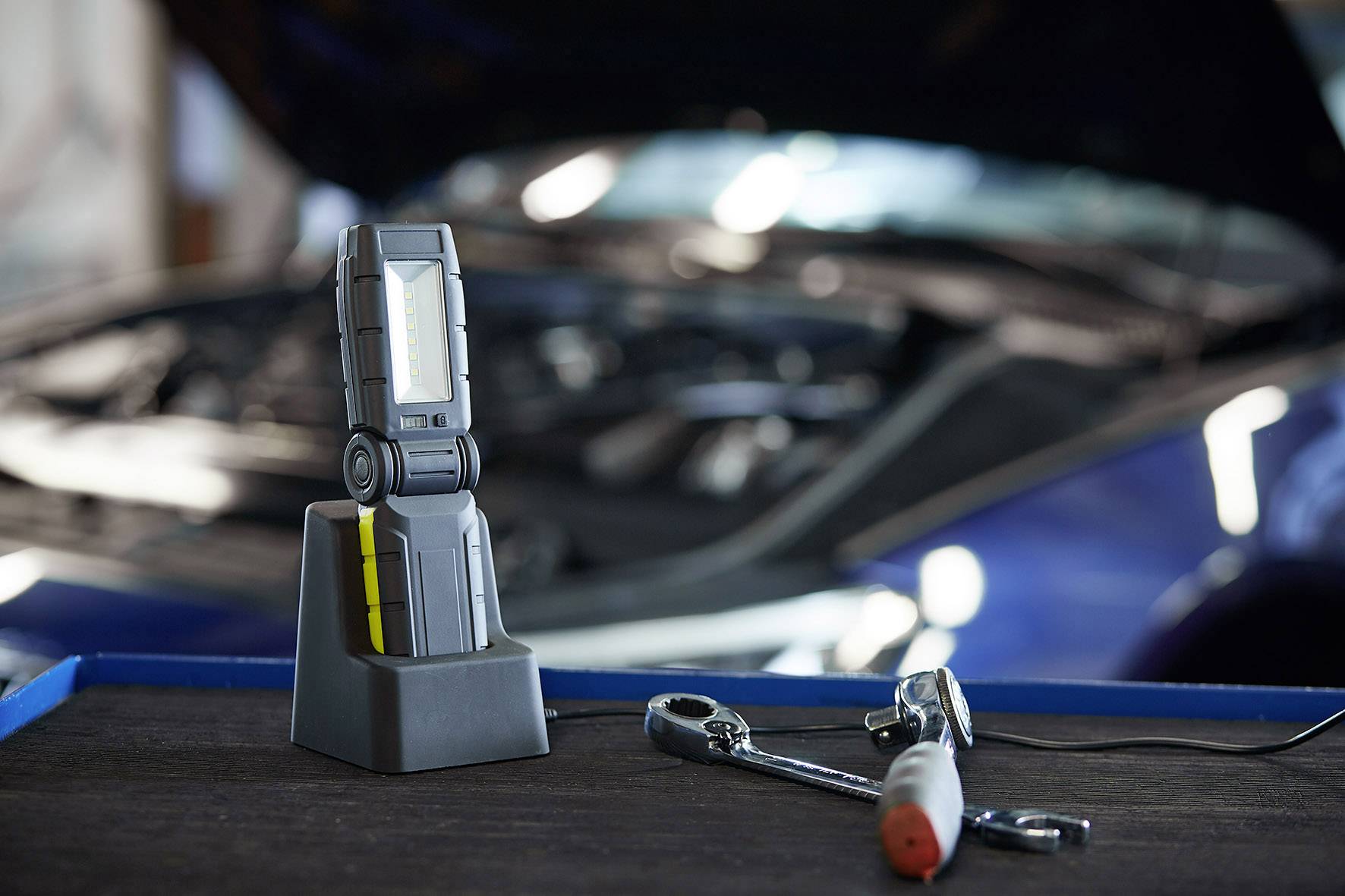 Brennenstuhl HL DA61 LED Arbeitsleuchte mit Magnethalterung, mit USB-Schnittstelle, verstellbar akkubetrieben 280 lm 8 h 360 g