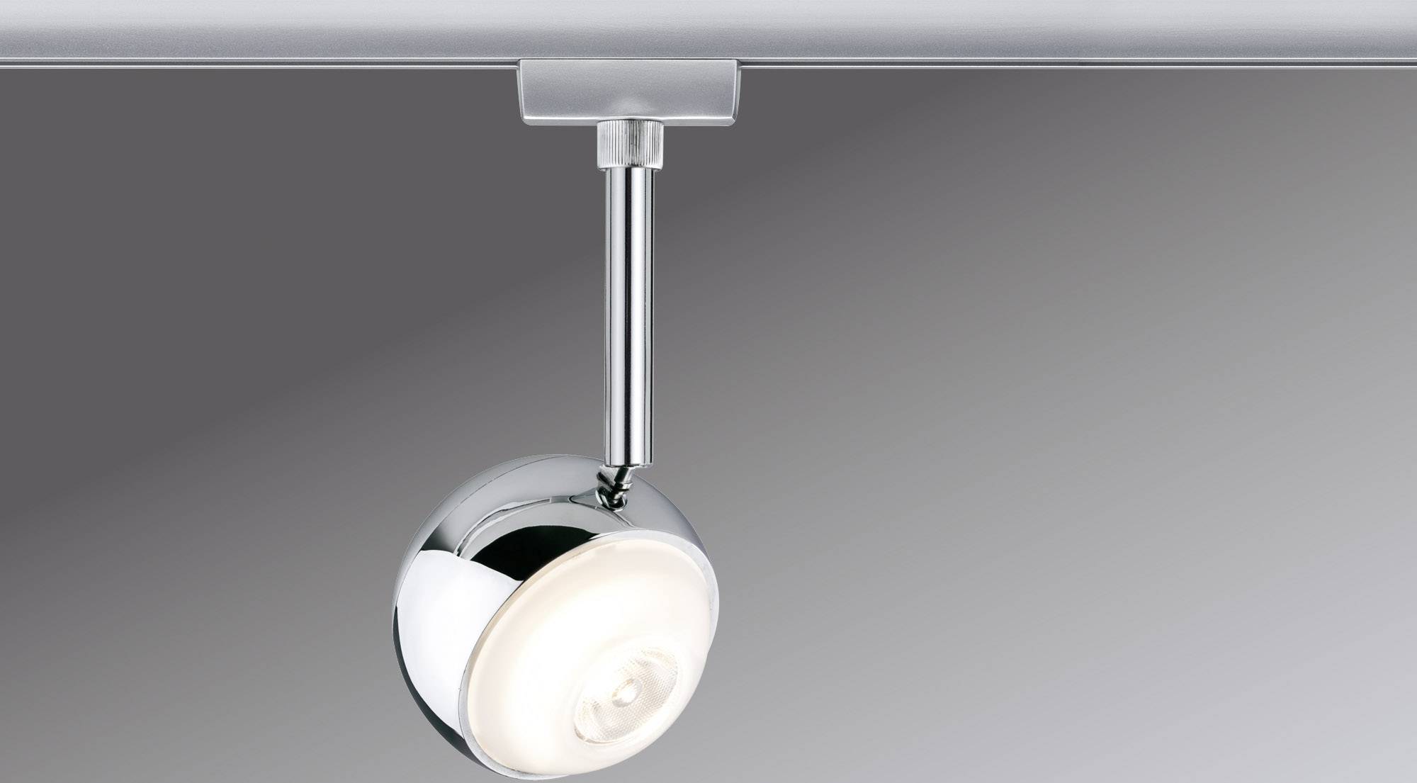 Moderne Deckenleuchte mit metallischem, drehbarem Spot. Schlichtes Design, verstellbare Ausrichtung, geeignet für punktuelle Beleuchtung.