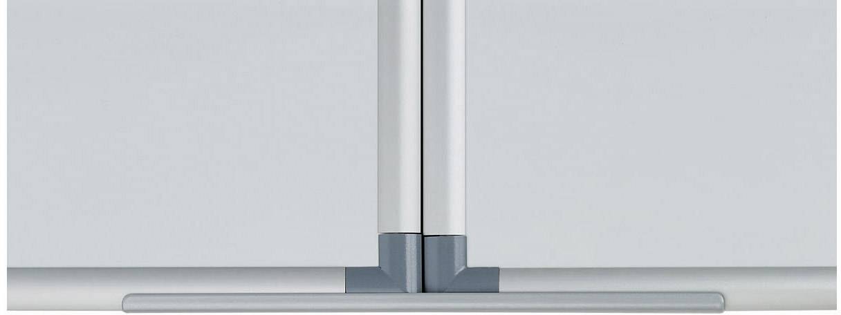 Mittlere Verbindung zweier silberner Metallrohre mit einem grauen Kunststoffteil an der Verbindungsstelle vor grauem Hintergrund.