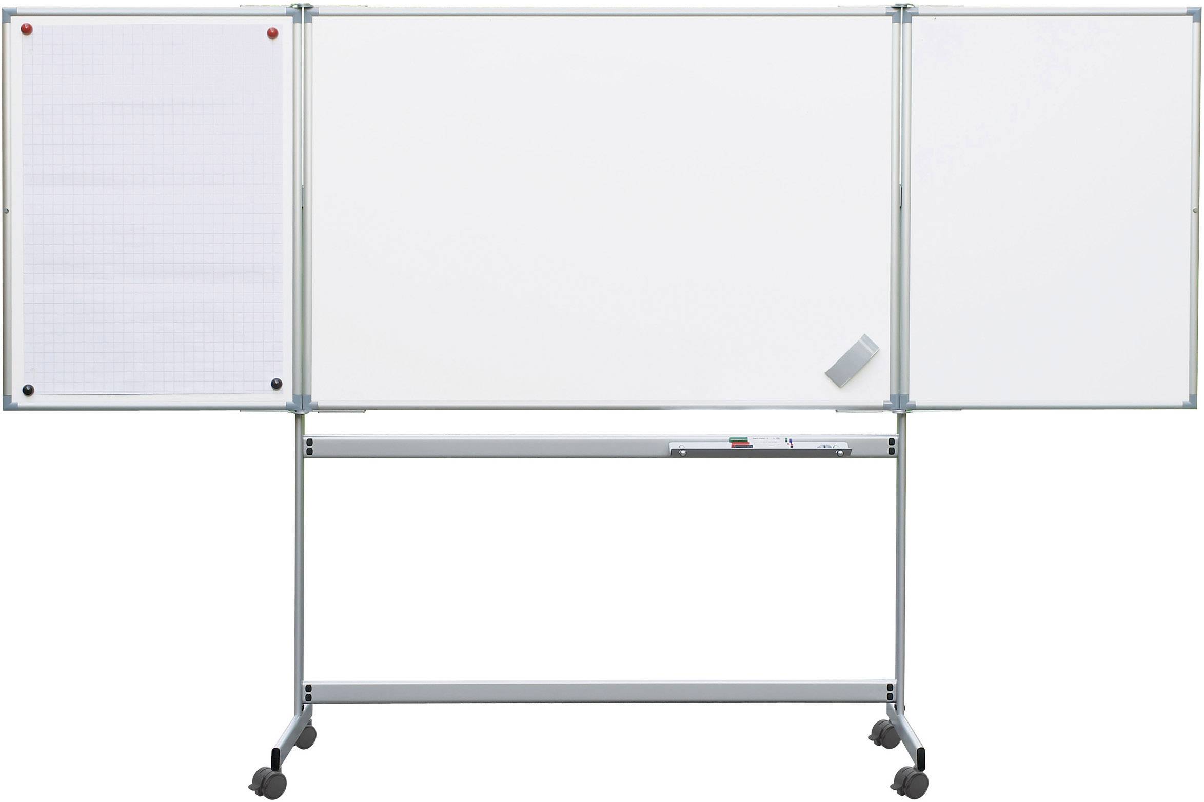 Eine dreiteilige Whiteboard-Tafel auf Rollen mit zwei klappbaren Seitenteilen, eines mit Millimeterpapier, das andere leer.