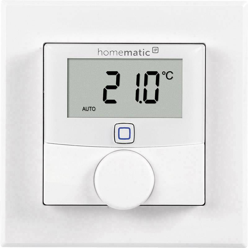 Ein weißer, quadratischer digitaler Thermostat mit Display zeigt '21.0°C'. Darunter ein blauer Knopf und ein Drehregler. Automatikmodus angezeigt.
