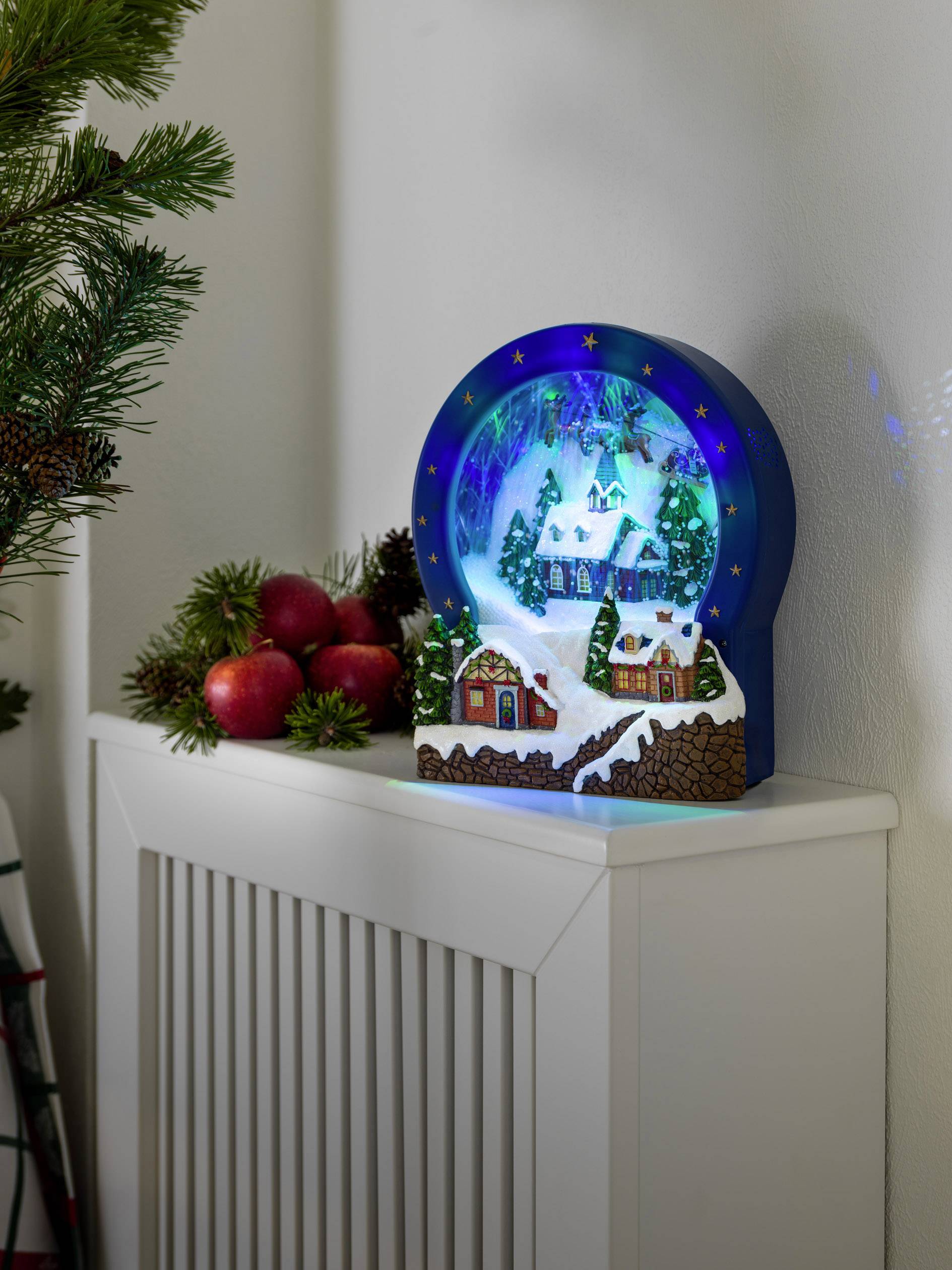 Konstsmide 3438-000 LED-Szenerie Dorf Warmweiß LED Bunt wählbare Energieversorgung, mit Animation, mit Weihnachtsliedern, mit Schalter