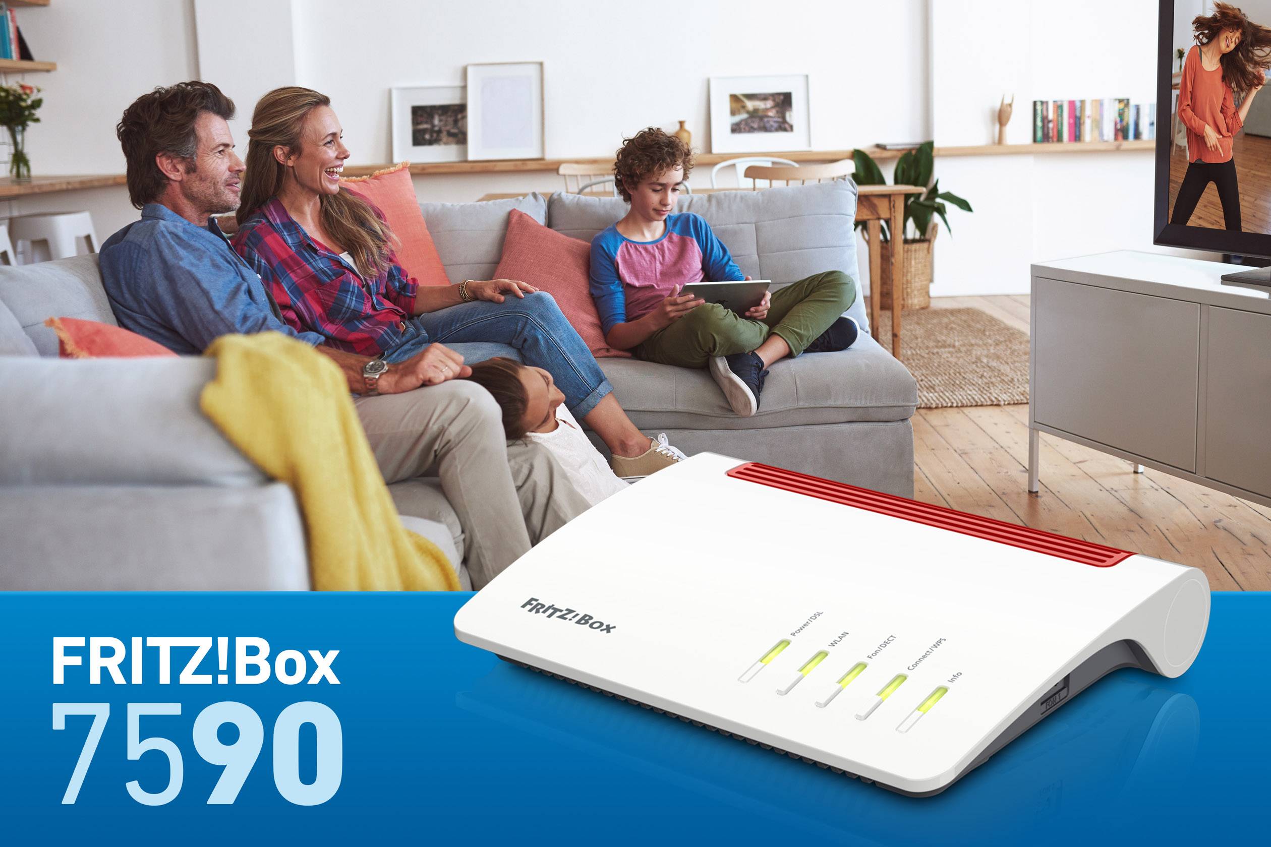 Eine Familie sitzt auf dem Sofa und schaut fern. Im Vordergrund ist eine FRITZ!Box 7590 zu sehen.