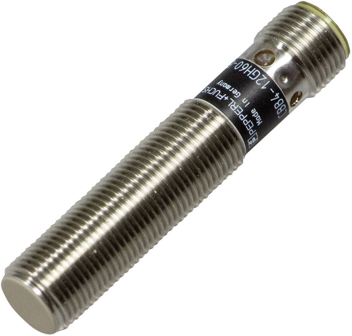 Ein zylindrischer Näherungssensor aus Metall mit Rillen und einem schwarzen Etikett, das technische Informationen enthält.