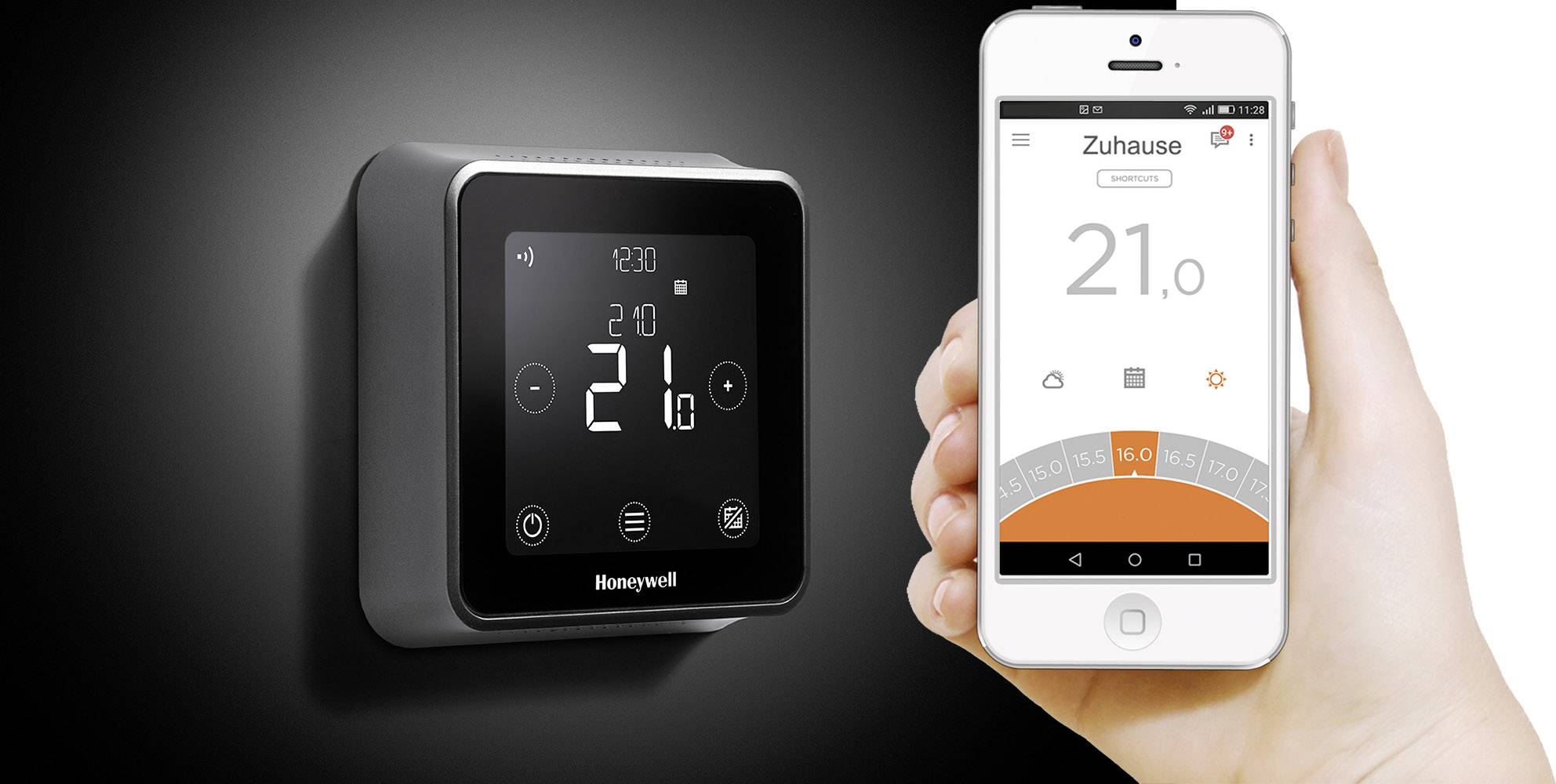 Ein Smart-Thermostat an der Wand zeigt 21 Grad. Daneben hält eine Hand ein Smartphone mit einer App, die dieselbe Temperatur anzeigt.