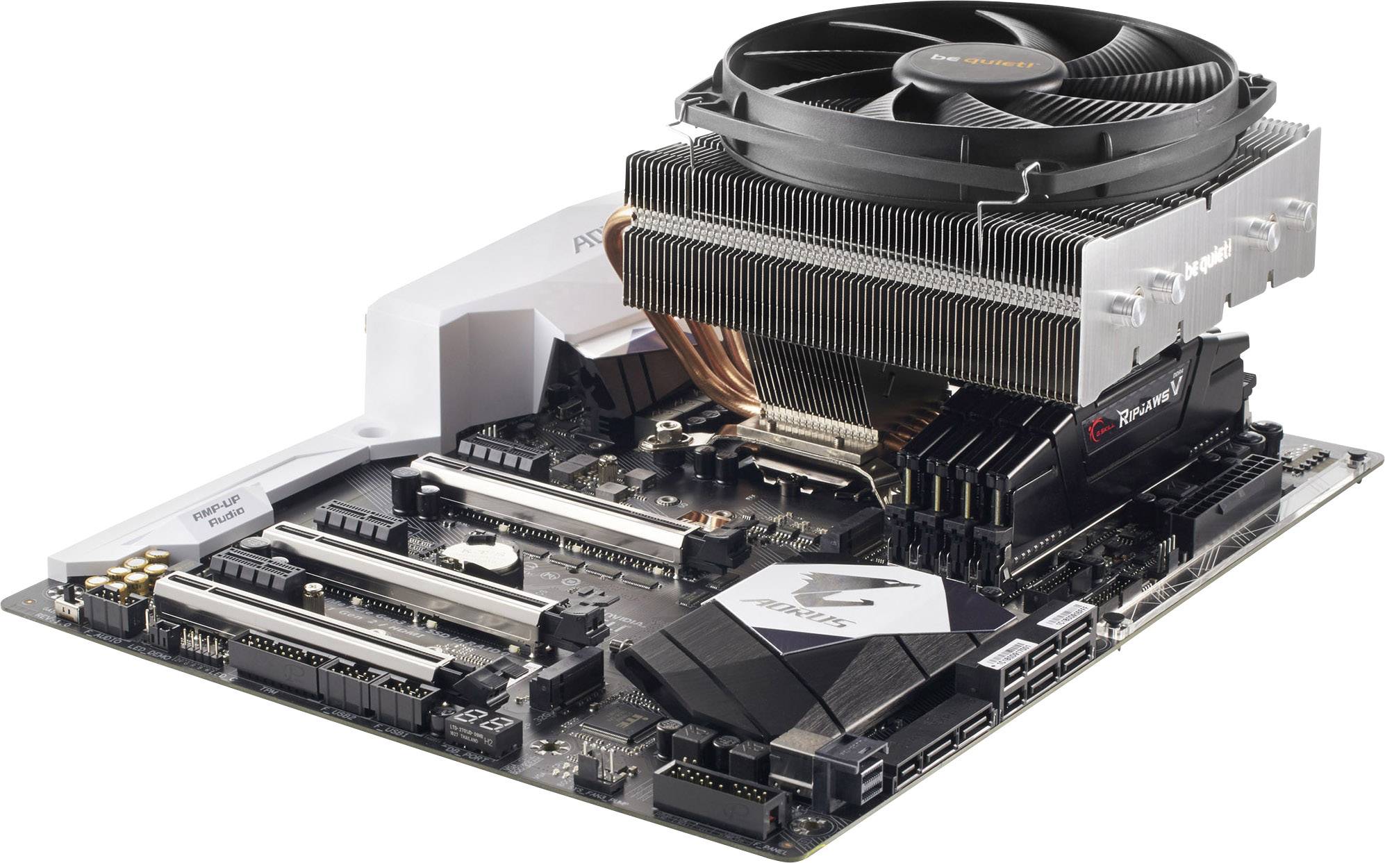 Computer-Motherboard mit sichtbarer CPU-Kühlung, RAM-Steckplätzen und PCIe-Steckplätzen. Ventilator oben auf einem Kühlkörper montiert.