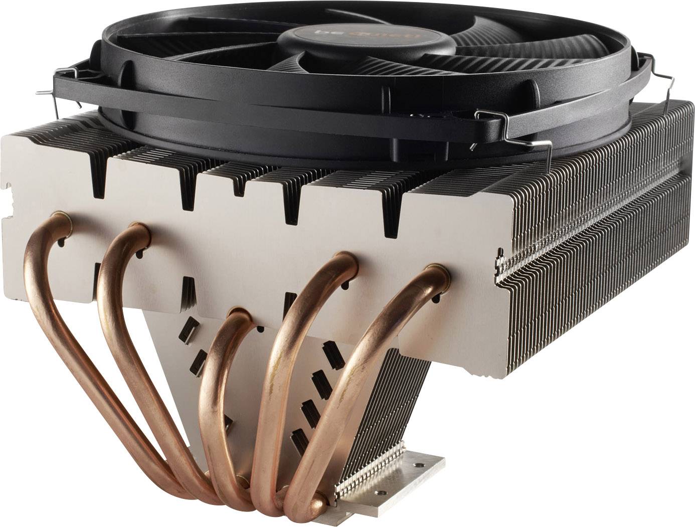 Großer CPU-Kühler mit schwarzen Lüfterblättern, silbernen Kühlrippen und fünf gebogenen Kupferrohren.