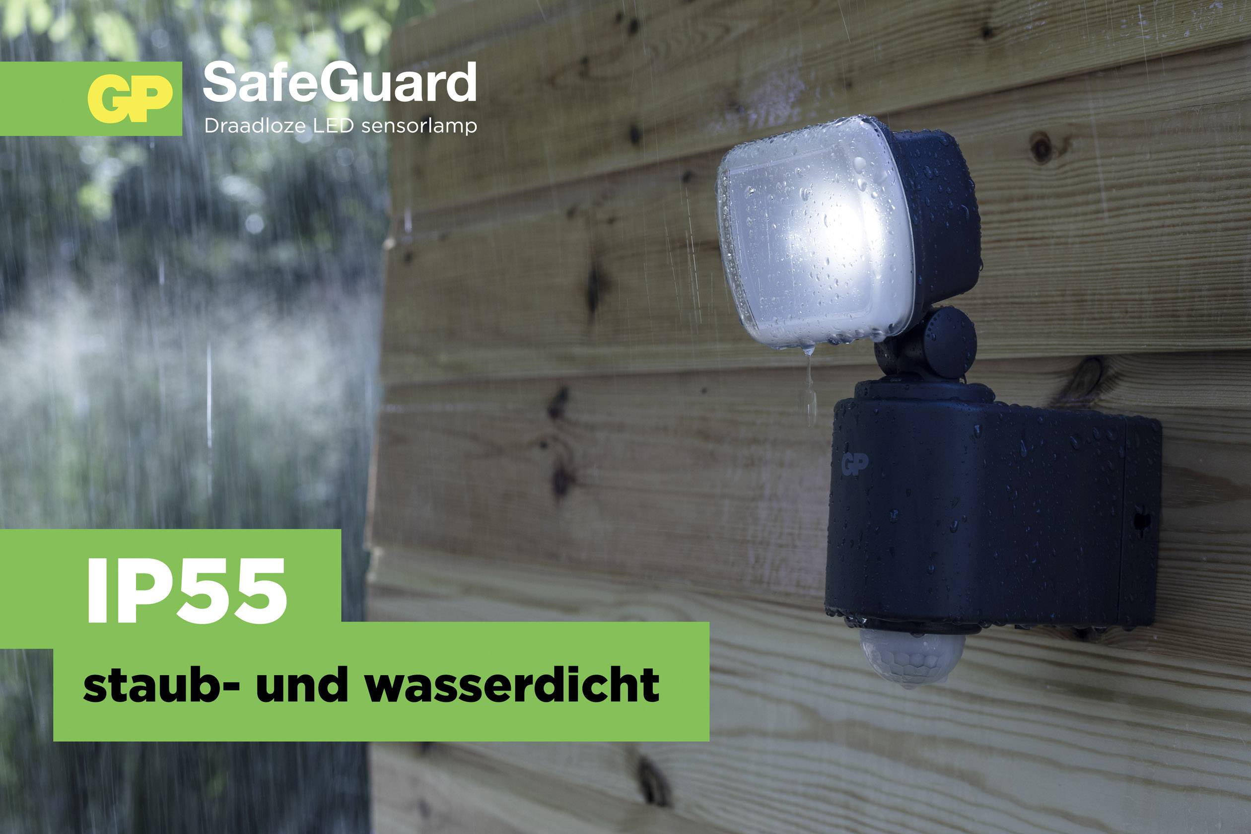 Eine LED-Sensorlampe ist an einer Holzwand montiert und leuchtet. Daneben steht der Text 'IP55 staub- und wasserdicht'. Im Hintergrund regnet es.