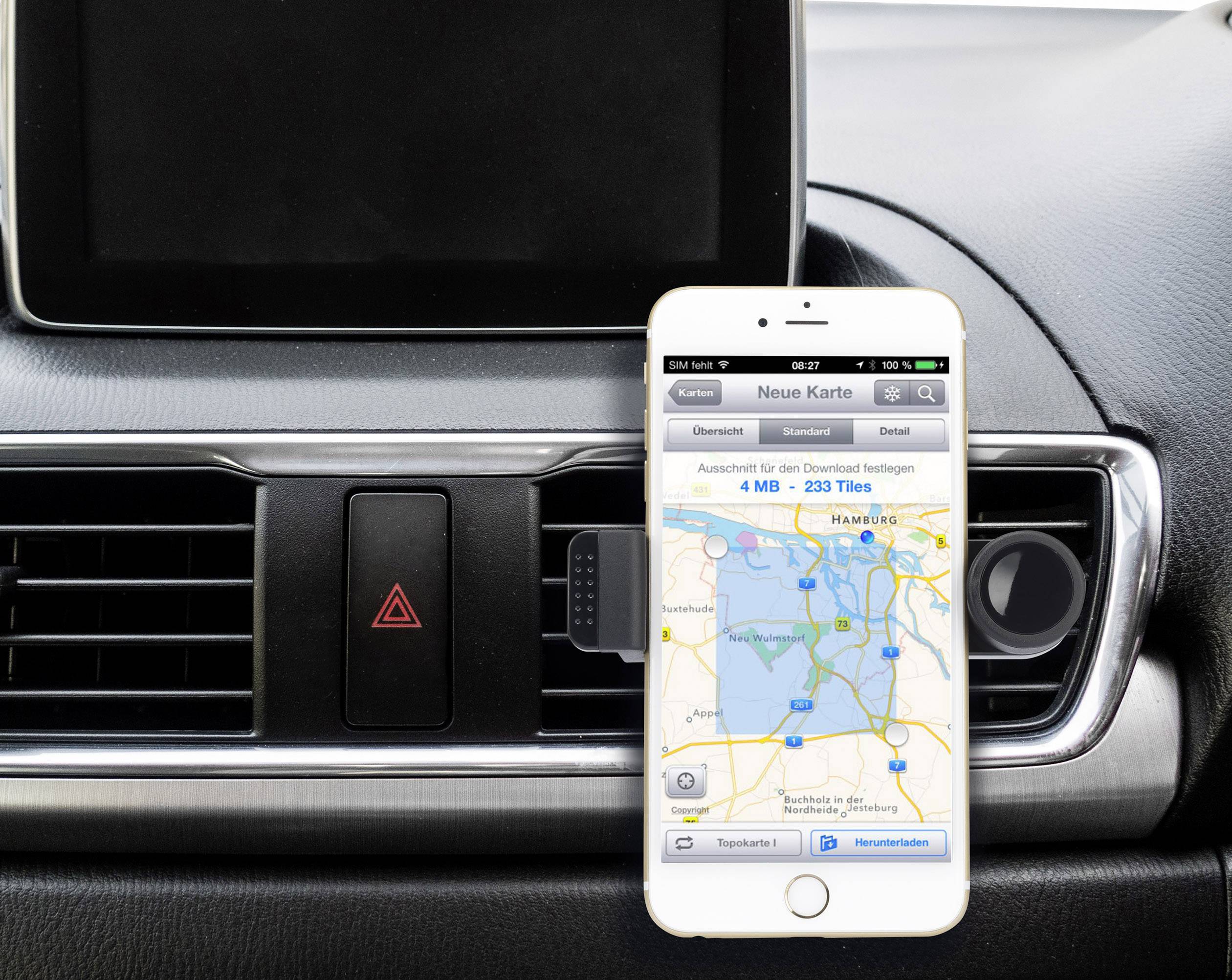 Ein Smartphone mit einer Karte auf dem Bildschirm ist in einem Autohalterung befestigt. Die Karte zeigt Hamburg und Umgebung.