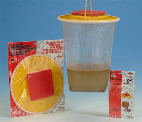Eine Insektenfalle mit rotem Deckel und gelber Basis, gefüllt mit Flüssigkeit. Verpackung zeigt die Montagemethode.