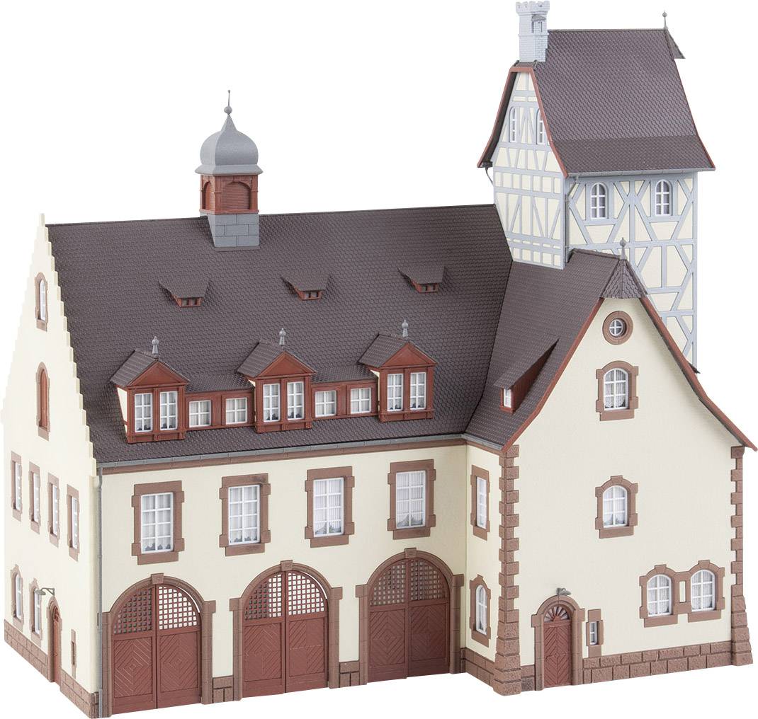 Ein detailreiches Modell eines historischen, zweistöckigen Gebäudes mit mehreren Fenstern, roten Dächern und einem Turm.