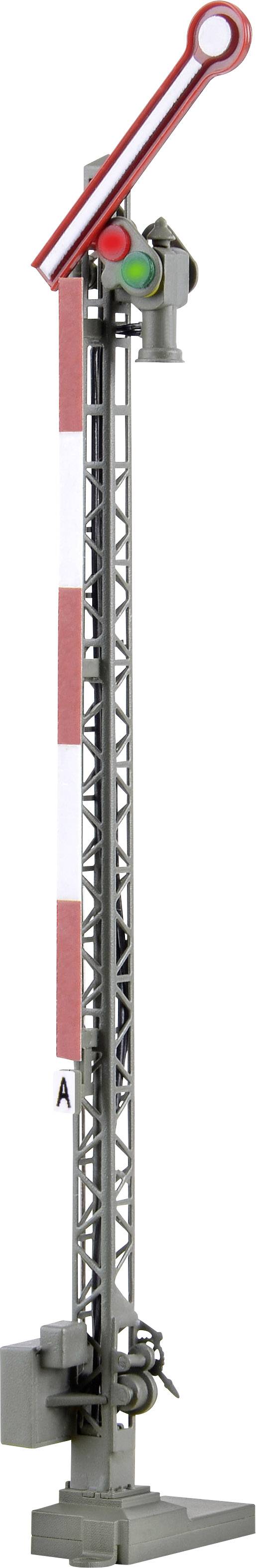 Ein mechanisches Eisenbahnsignal mit einem rot-weißen Signalarm und einem grünen Licht zeigt 'Fahrt frei' an.