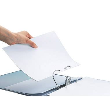 Eine Hand legt ein Blatt Papier in einen geöffneten Aktenordner ein.