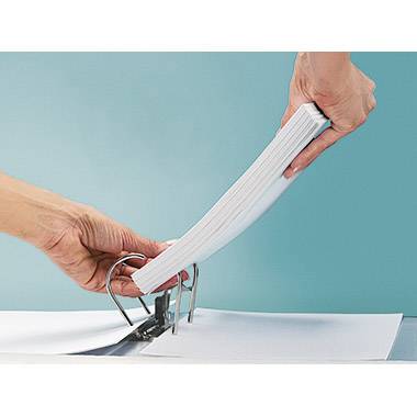 Eine Person locht einen Stapel Papier mit einem Locher vor einem blauen Hintergrund.