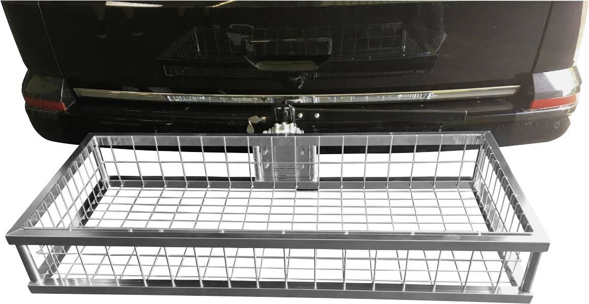 Metallgitterkorb hinten an einem Auto befestigt. Der Korb scheint für den Transport von Gegenständen konzipiert zu sein.