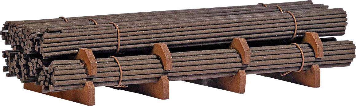 Ein Bündel langer, dünner Holzstäbe ist auf einem Gestell gestapelt.