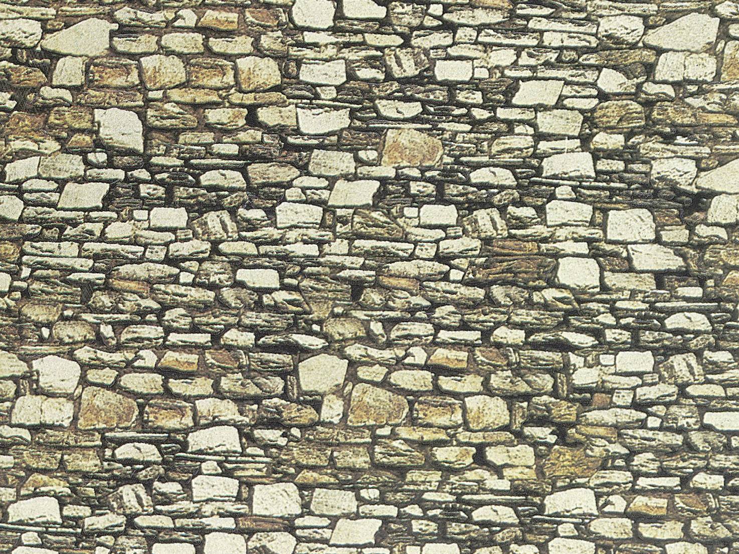 Eine Mauer aus unregelmäßig geformten Natursteinen unterschiedlicher Größe und Farbe, eng verfugt und ungleichmäßig angeordnet.