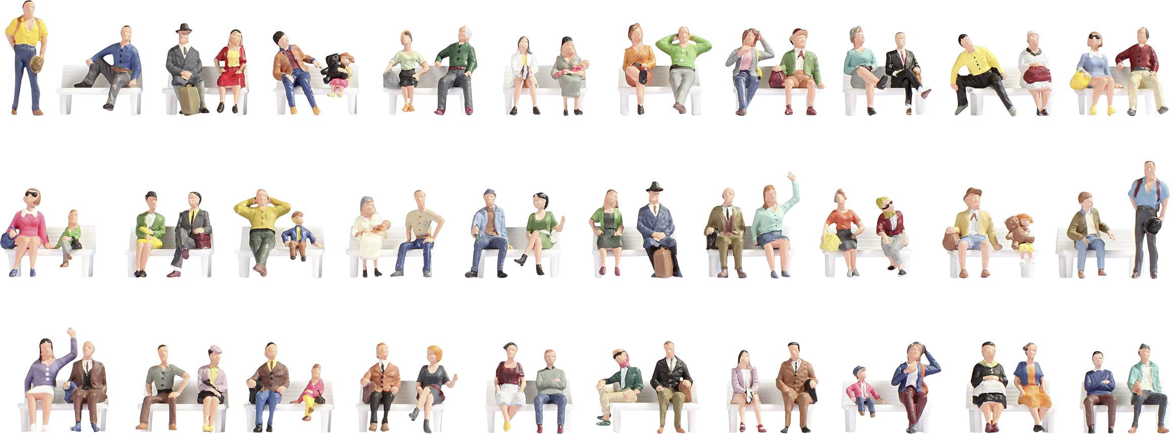 Reihe von Miniaturfiguren, die Menschen auf einer Bank sitzend darstellen, mit unterschiedlichen Posen und bunter Kleidung.