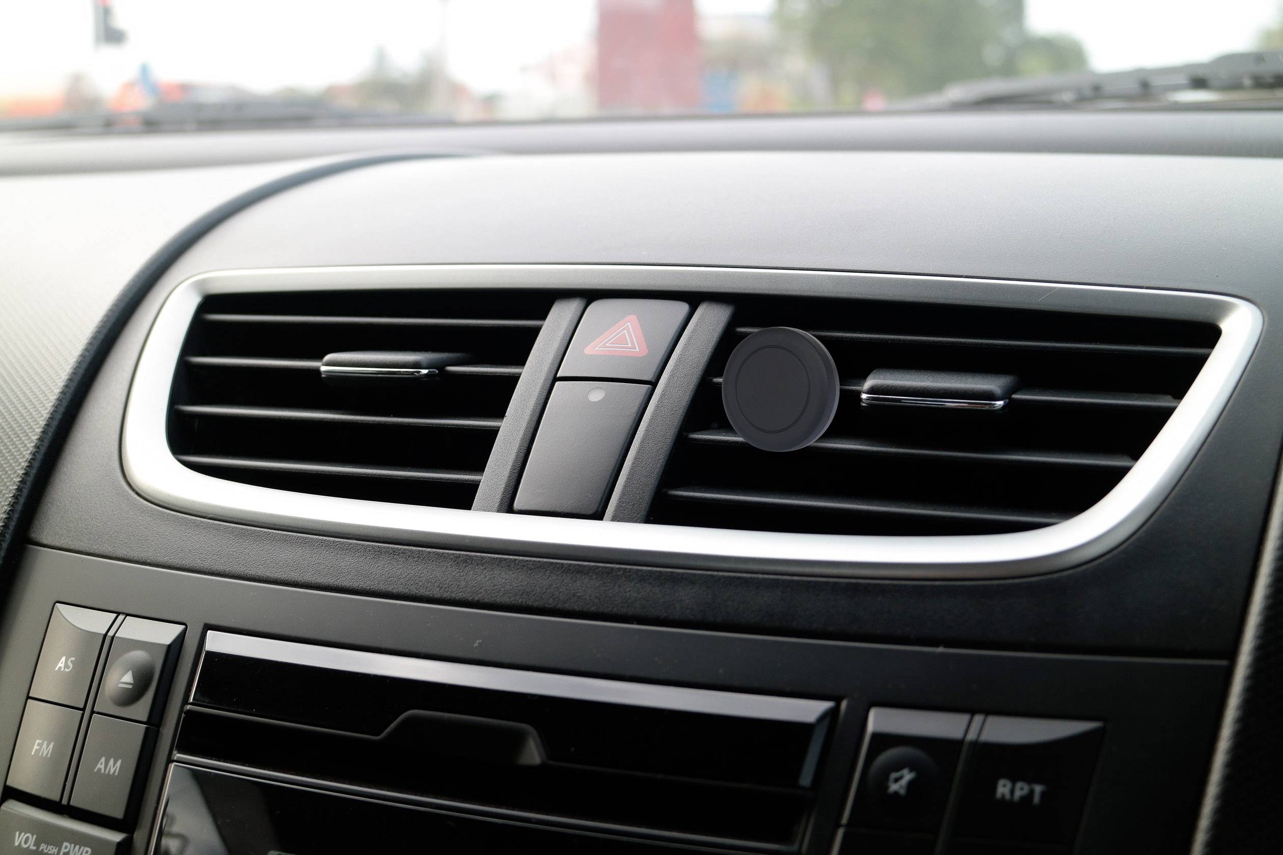 Auto-Innenraum mit Fokus auf Lüftungsschlitze und Warnblinkschalter in der Mittelkonsole.