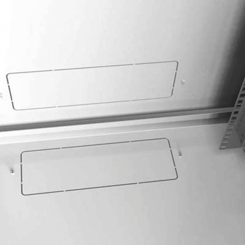 Metallplatte mit rechteckigen Aussparungen und Rillen, möglicherweise Teil eines technischen oder industriellen Geräts.