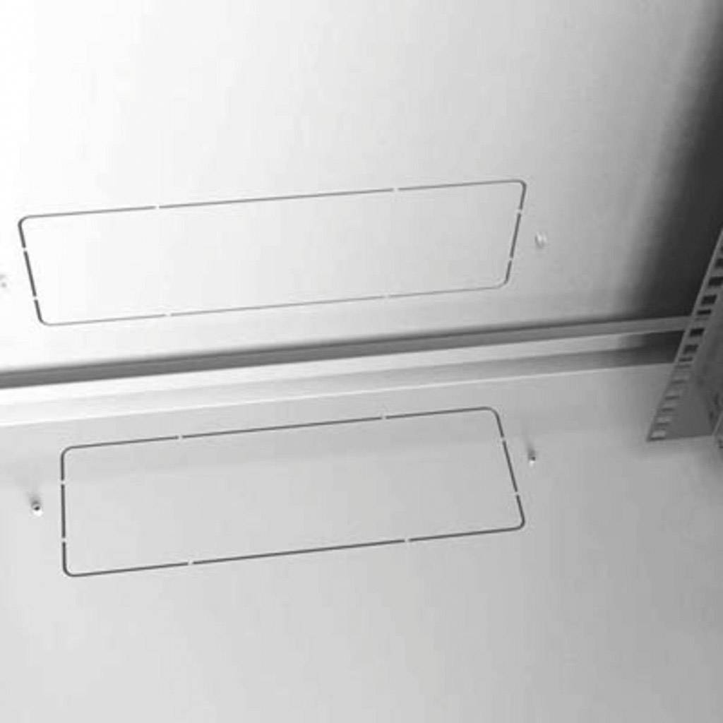 Metallische Oberfläche mit zwei rechteckigen Ausschnitten, geeignet für industrielle Anwendungen oder Montagezwecke in einem Schrank.
