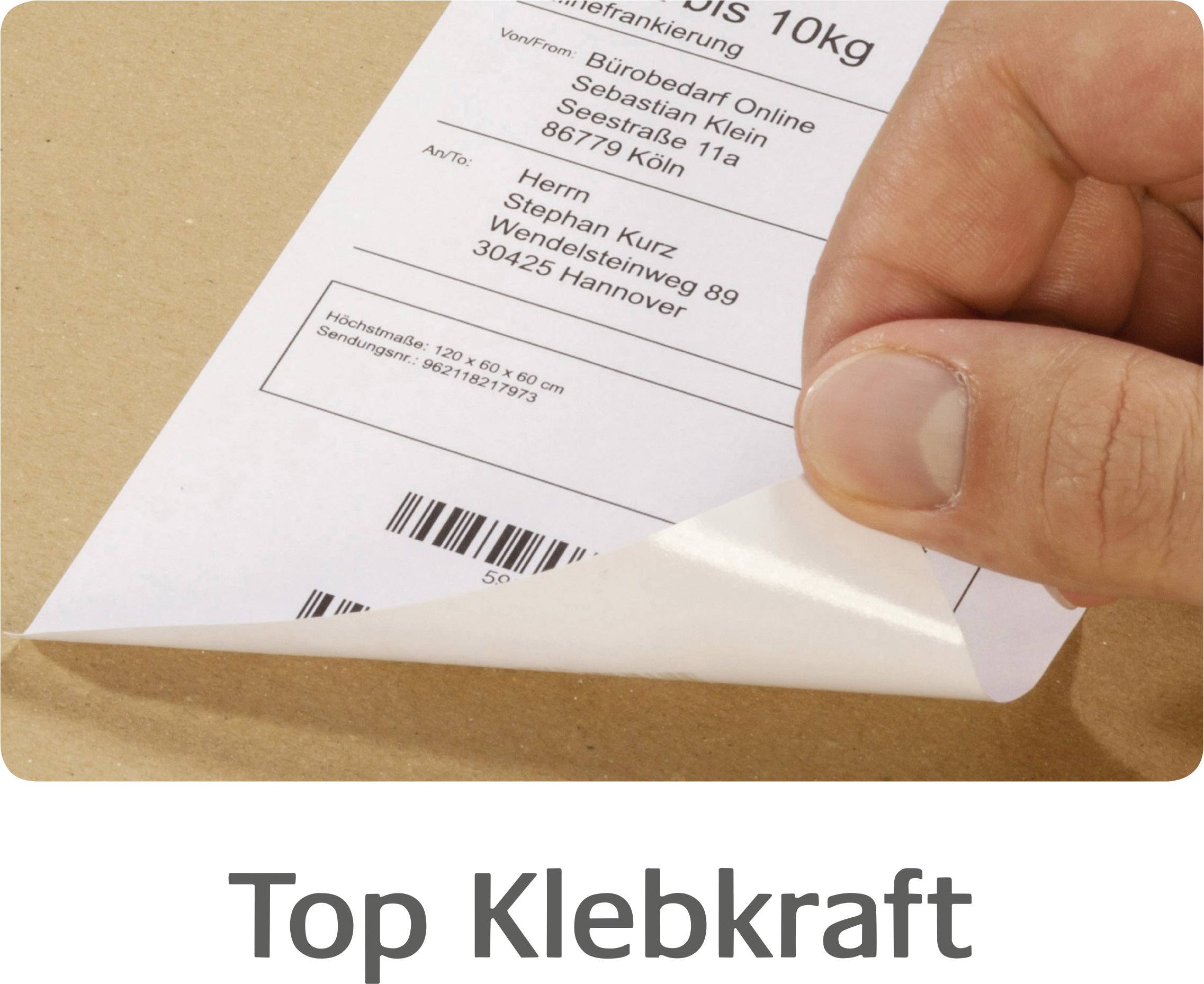 Ein Blatt wird von einem Karton abgezogen. Auf dem Blatt steht eine Lieferadresse. Darunter der Text 'Top Klebkraft'.