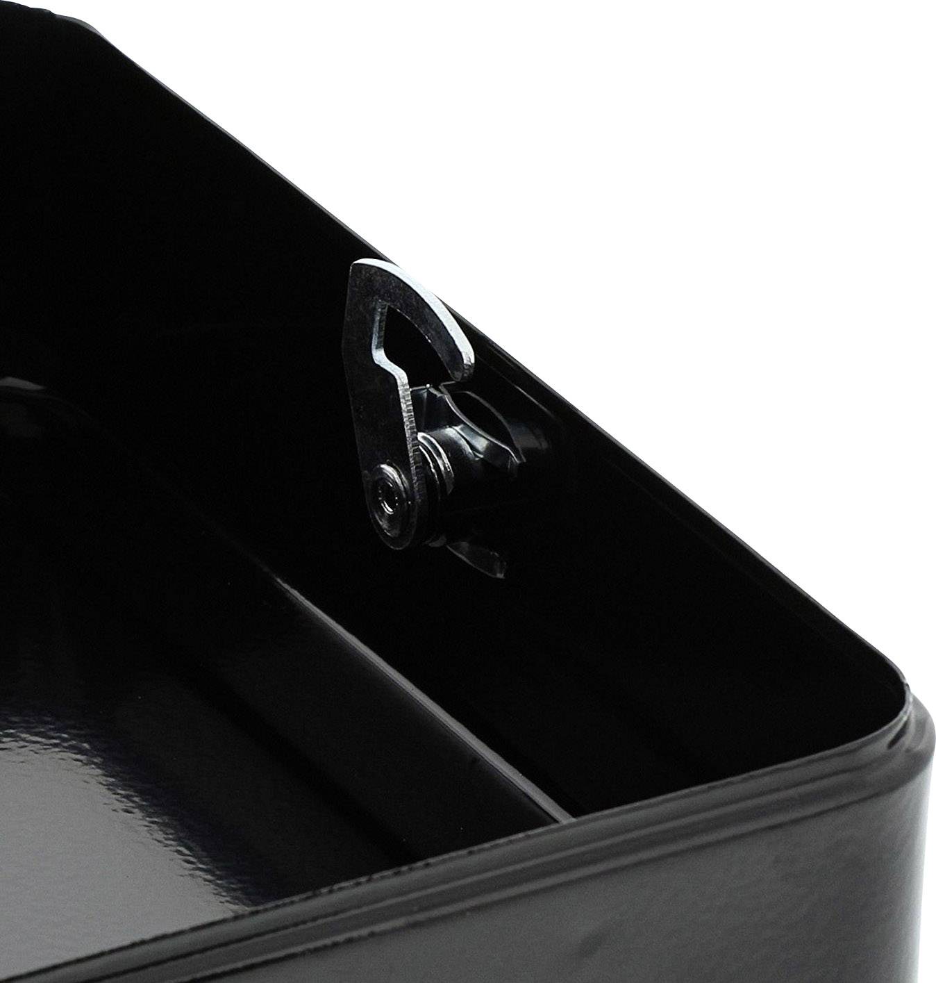 Schwarzes Metallscharnier an der Ecke einer Box, zeigt Detail der Konstruktion.