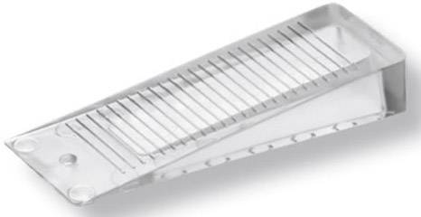 Klarer Kunststoffkeil mit feinen parallelen Linien, möglicherweise ein wissenschaftliches Instrument zur Präparation oder Untersuchung.