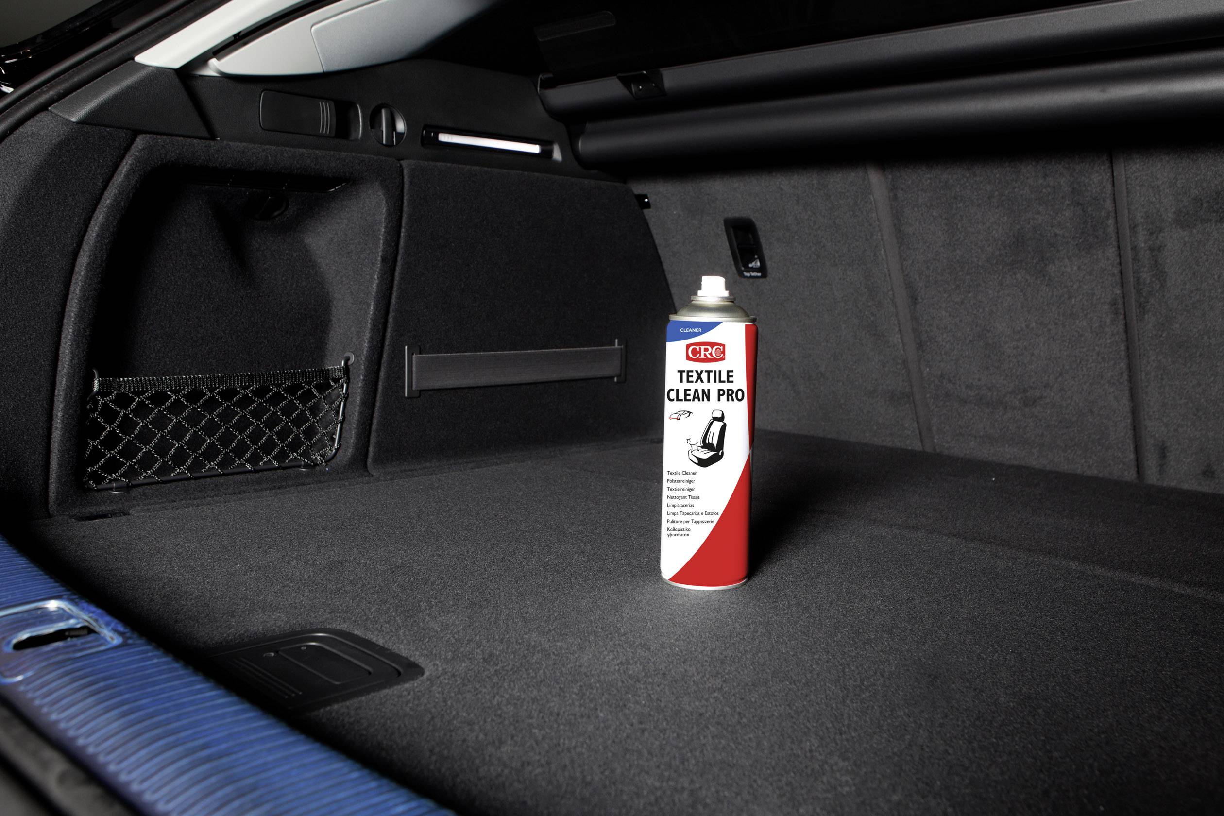 'Dose CRC Textile Clean Pro' steht aufrecht im leeren Kofferraum eines Autos. Sie dient zur Reinigung von Textilien.