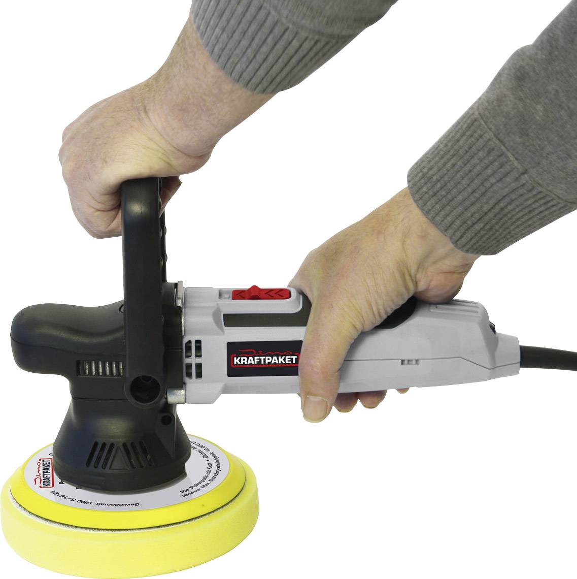 Eine Person hält eine elektrische Poliermaschine mit gelbem Polierpad, bereit zur Anwendung auf einer Oberfläche.