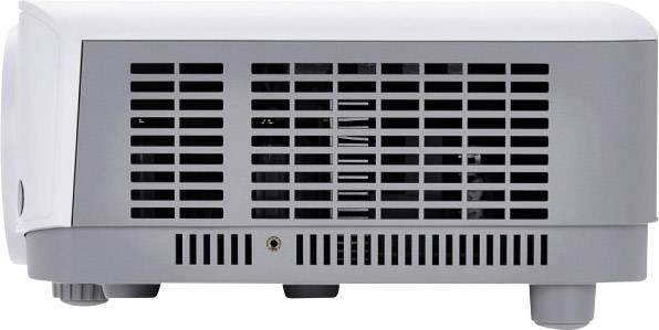 Ein weiß-grauer Projektor seitlich gezeigt, mit Lüftungsschlitzen und Anschlüssen, steht auf kleinen Füßen auf einer Oberfläche.