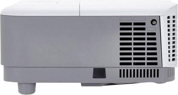 Ein grauer und weißer Projektor von der Seite gezeigt. Lüftungsschlitze sind sichtbar. Das Gerät ist kompakt und modern gestaltet.