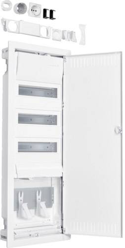 Weißer Schaltschrank mit offener Tür, sichtbar sind mehrere horizontale Einbauebenen. Oberhalb liegt eine Abbildung von Steckdosen und Zubehör.