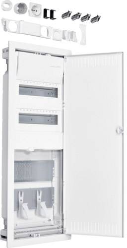 Ein geöffneter weißer Sicherungskasten mit mehreren leeren Fächern. Oben sind diverse Adapter und Steckdosen für die Installation abgebildet.