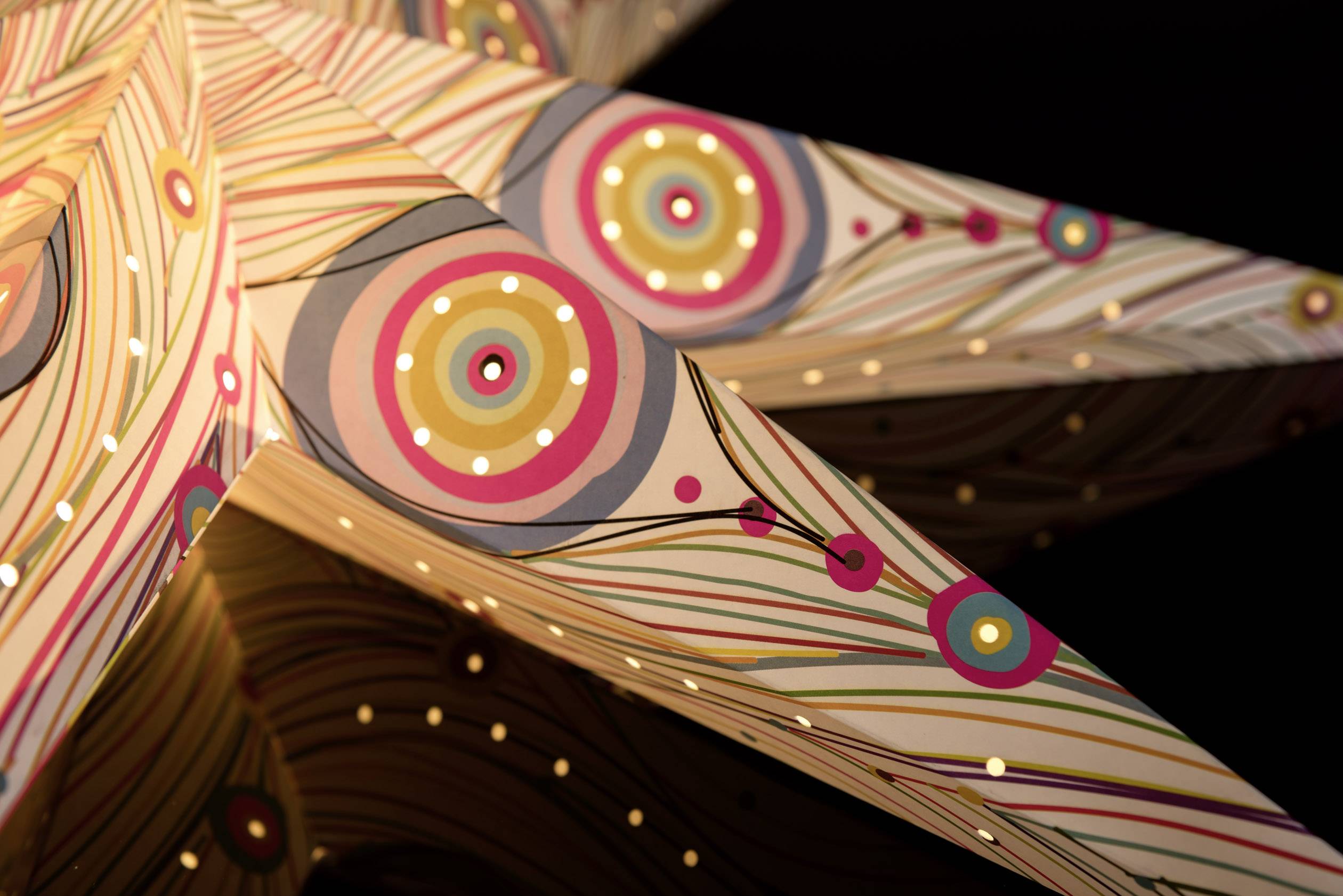 Konstsmide 2926-255 Weihnachtsstern Glühlampe, LED Weiß, Bunt mit ausgestanzten Motiven, mit Schalt