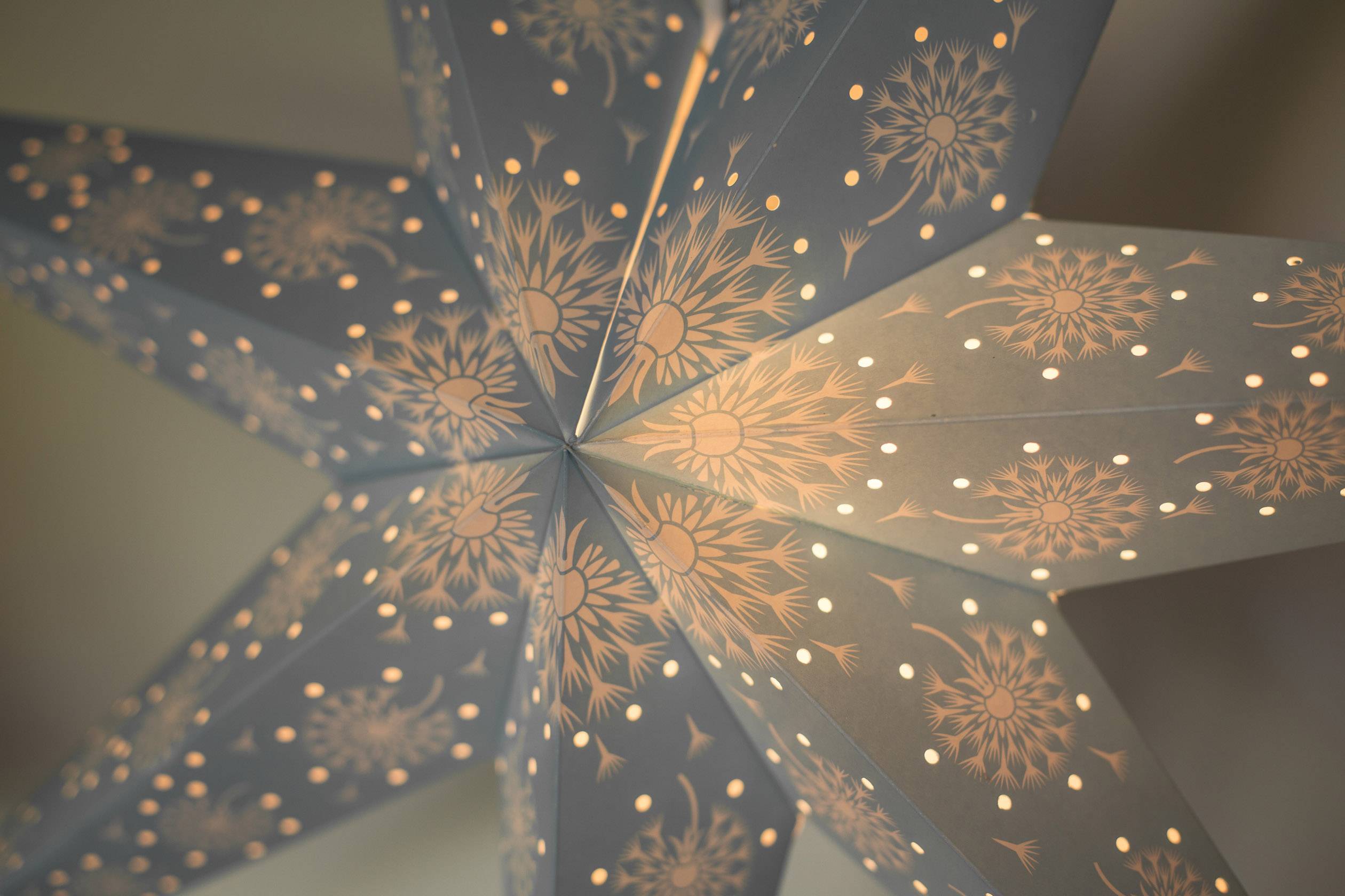 Konstsmide 2933-420 Weihnachtsstern Glühlampe, LED Blau mit ausgestanzten Motiven, mit Schalter