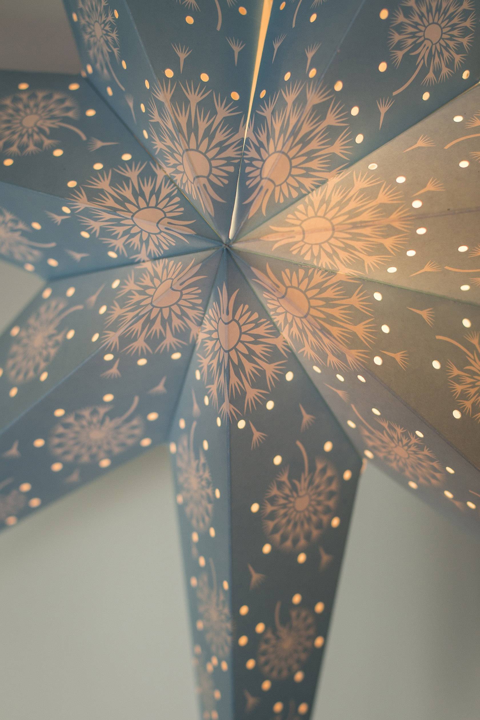 Konstsmide 2933-420 Weihnachtsstern Glühlampe, LED Blau mit ausgestanzten Motiven, mit Schalter